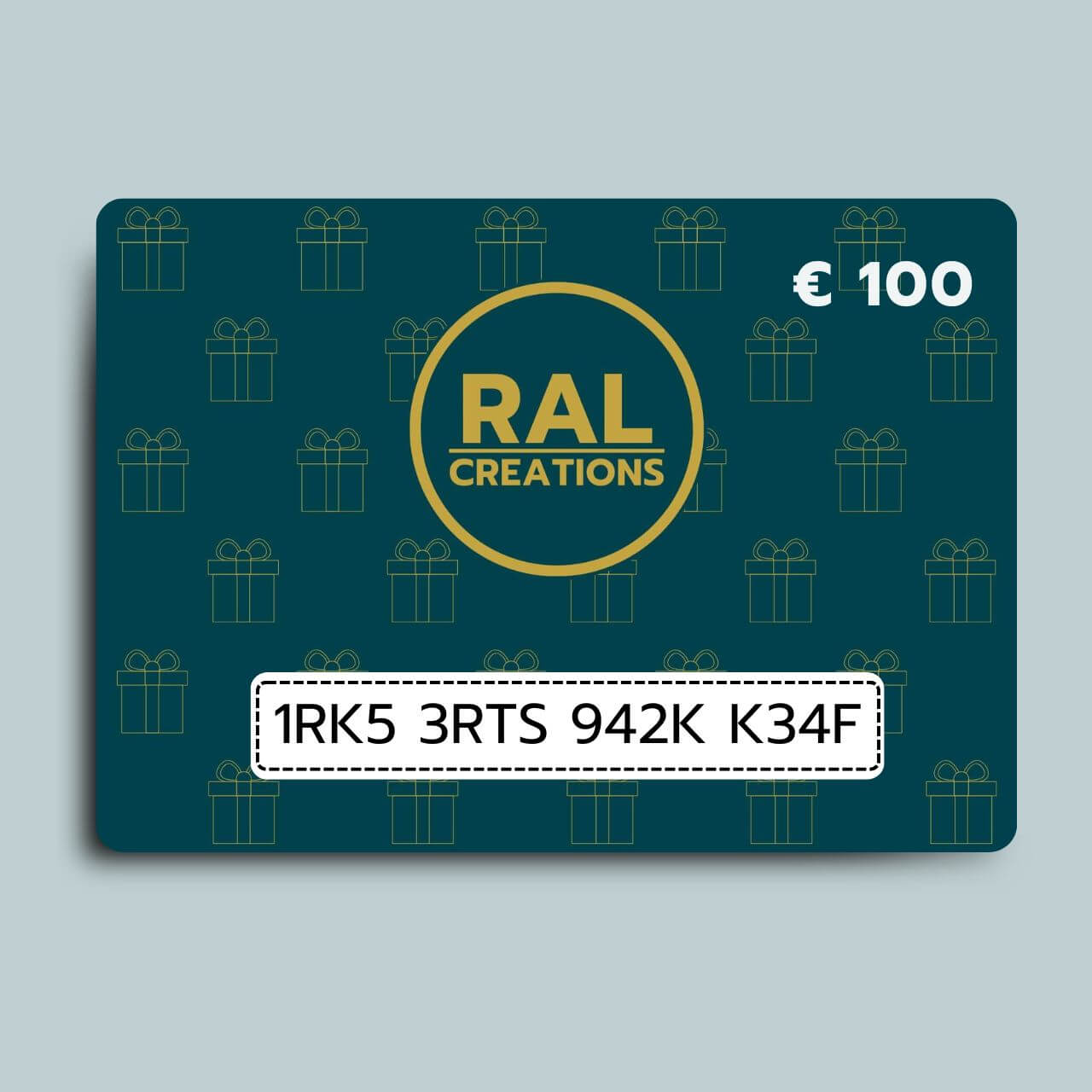 Deze foto laat voorbeeld een cadeaubon zien. Het is in de kleuren van RAL creations. Het groenblauw en goudgeel. Het logo staat erop en op de achtergrond zie je allemaal cadeautjes.