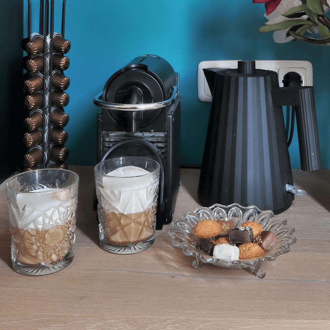 Een foto van een mooi koffie hoekje met uitnodigende kopjes koffie om je uitte nodigen voor stap 1 van een interieuradvies, namelijk een kennismakingsgesprek. zoekwoorden: interieur, ontwerp, advies , stylist, kleur, schilder, binnen, nieuwbouw, woning, verbouwen, renoveren, Amersfoort, Zeist, Soest, heel, Nederland
